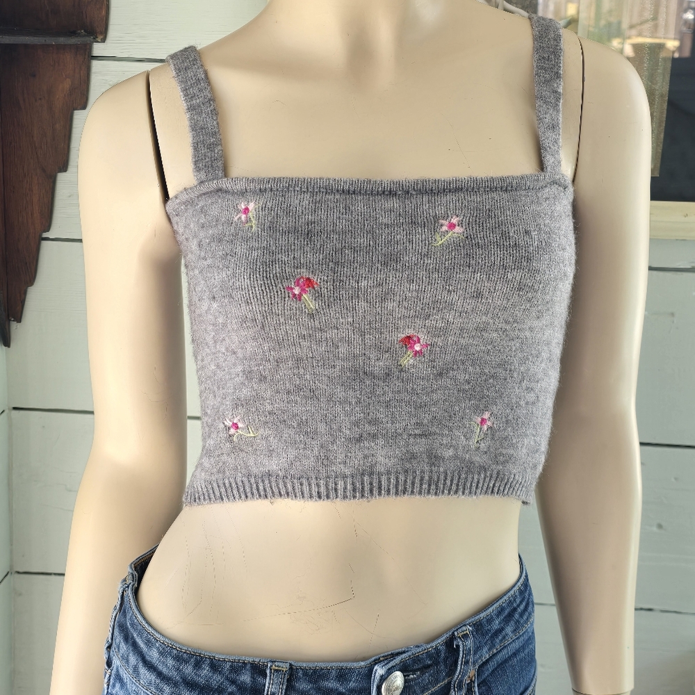 Witty Fox Young Contemporary  Cropped Gray Knit Tank Embroidered Fowers Sz Small